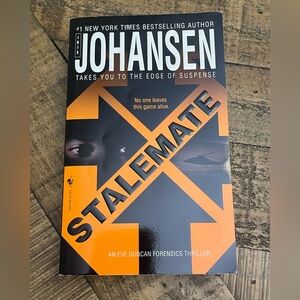 paperback thriller novel Stalemate by author Iris Johansen.